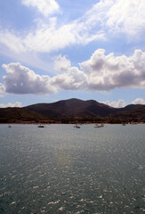 I monti dietro Portoferraio visti dal mare con cielo nuvoloso