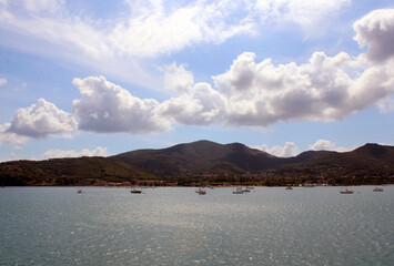 La baia e le colline di Portoferraio con nuvole