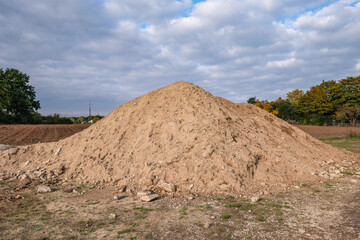 Erdhügel vor bewölkten Himmel
