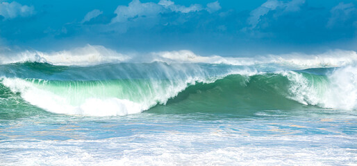 Fototapeta na wymiar Ocean wave crashing