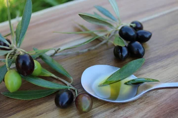 Foto op Plexiglas Branche d'olives et cuillère d'huile d'olive © CURIOS