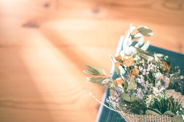 部屋に置いてある黄色い薔薇とユーカリのドライフラワーブーケ