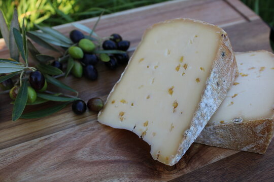 Fromage fenugrec sur planche en bois, terroir r&eacute;gional