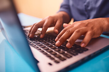 Manos de hombre escribiendo en teclado de laptop. sobre un escritorio