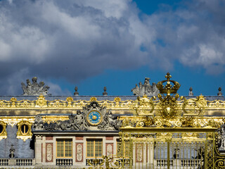le château de Versailles et ses grilles dorées