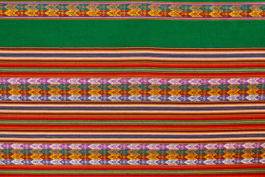 Arte textil de cultura Incaica de distintos colores. Rojo y verde. Colores navide&ntilde;os. 