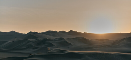 Fototapeta na wymiar Sunset in the huacachina desert in Peru