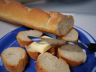 Französisches Baguette mit Butter