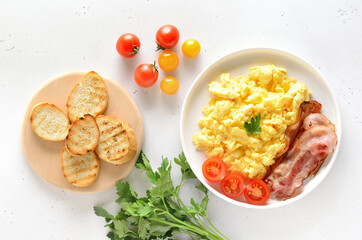 Scrambled eggs and tomatoes on plate