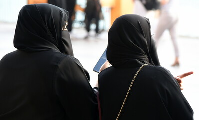 Zwei muslimische Frauen mit schwarzem Gesichtsschleier und Abaya