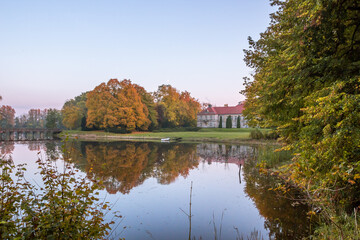 Obraz premium Autumn trees alley with colorful leaves in the park