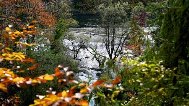 Der Traunfall - ein Wasserfall der Traun in Ober&ouml;sterreich zwischen Steyrerm&uuml;hl und Roitham am Traunfall, Europa, &Ouml;sterreich