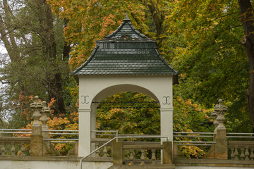 Park dworski w miasteczku Iłowa w Polsce