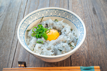 生しらす丼