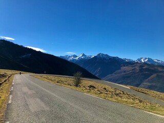 paisaje carretera curva en la cima del puerto de hautacam en francia, con ciclista de fondo y las...