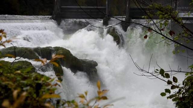 Der Traunfall - ein Wasserfall der Traun in Ober&ouml;sterreich zwischen Steyrerm&uuml;hl und Roitham am Traunfall, Europa, &Ouml;sterreich