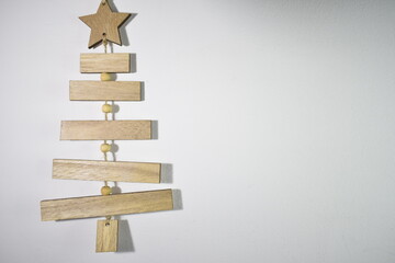 árbol de adorno navideño de madera sobre fonoo blanco