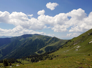 Fototapeta na wymiar suggestiva immagine delle belle montagne dolomitiche in estate