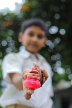 indian child playing with bhovra, Lattu, Bhovra or Bambaram is a traditional throwing top using thread, played mainly in India
