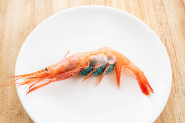 卵を抱いた甘海老