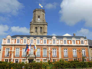 Fototapeta na wymiar Hôtel de ville / mairie et beffroi de Boulogne sur Mer (France)