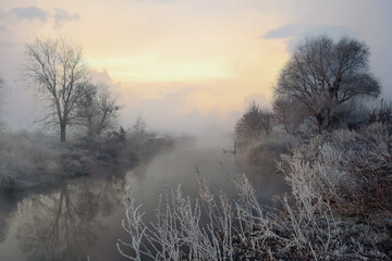Obraz na płótnie Canvas Freeze on the river at dawn