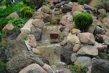 Ogrodowa kaskada wodna zbudowana z kamieni skalnych