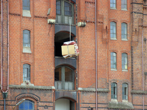 Die Speicherstadt in Hamburg. Warenlieferung per Aufzug. Deutschland,  Hamburg, Europa  --
The Hamburg warehouse district. Goods delivery by elevator. Germany, Hamburg, Europe 