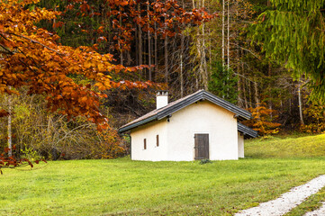 casa di montagna in autunno