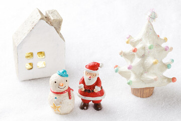 サンタクロースとスノーマン（クリスマスのイメージ）