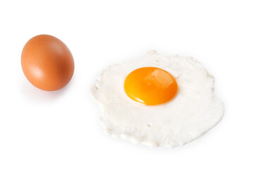 
oeuf au plat isolé sur fond blanc
