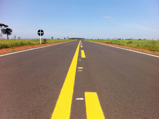 Carretera asfaltada al infinito, paisaje plano cielo despejado