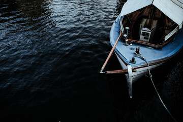 Spokój fal, relaks na niebieskiej łodzi.  - obrazy, fototapety, plakaty