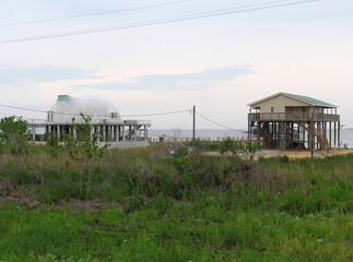 Neue Gebäude nach Hurrikan Katrina am Pontchartrain-See gebaut, Louisiana, USA  --  
New buildings...