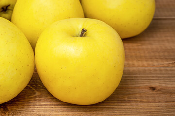 Naklejka na ściany i meble Yellow ripe Golden apples close up.