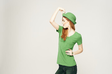 Naklejka premium Holidays St. Patrick's Day pretty woman with shamrock on her hand
