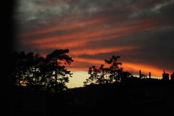 zachód  słońca  w  ciemnych  chmurach  nad  miastem