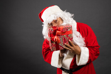 Papá Noel Escondiéndose con un regalo
