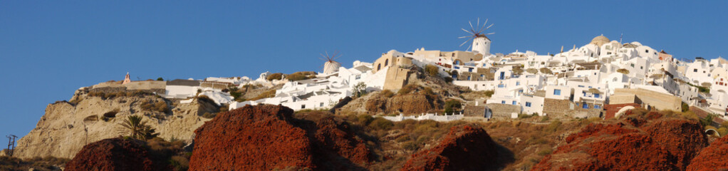 Fototapeta premium Magic Oia, Sanorini island Greece. Panoramic views of the historical part of the city of Oia. Streets and houses of the old city.