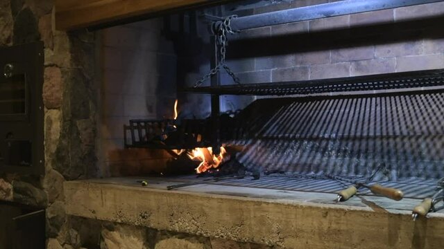 fuego en parrilla para hacer asado t&iacute;pico y tradicional cordoba argentina