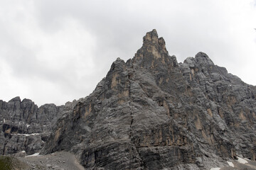 escursione tra le montagne delle dolomiti