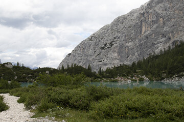 Fototapeta na wymiar escursione tra le montagne delle dolomiti