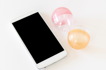 スマートフォンのゲームアプリに、課金してガチャを回すイメージ