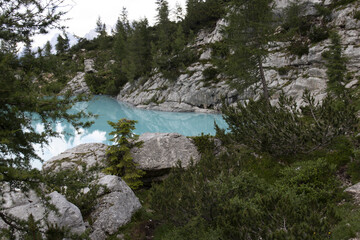 Fototapeta na wymiar I fantastici colori del lago di Sorapis