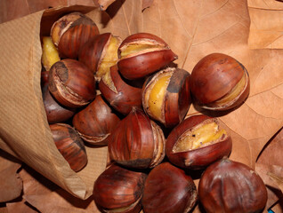 Cartridge of roasted chestnuts, with dried leaves