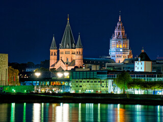 Fototapeta premium Mainz am Rhein mit Fluss, Dom, Rheingoldhalle und Rathaus