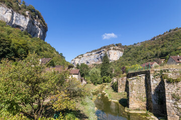 Fototapeta na wymiar Baume Les Messieurs village, Valley, canyon from Jura