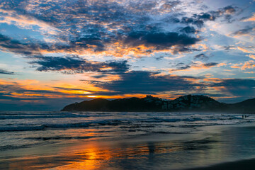 Fototapeta na wymiar Beautiful warm sunset in acapulco's beach