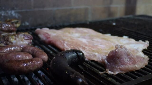 asado argentino carne de vaca cerdo chorizo morcilla chinchulines costilla a las brasas comida tipica y tradicional cordoba argentinan