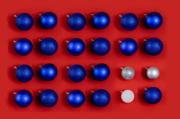 esferas y decoración de navidad en fondo de color